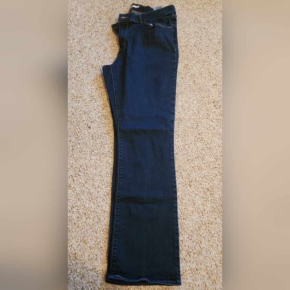 Lightly Worn Levi Classic Boot Jean in Dark Wash - Size 32